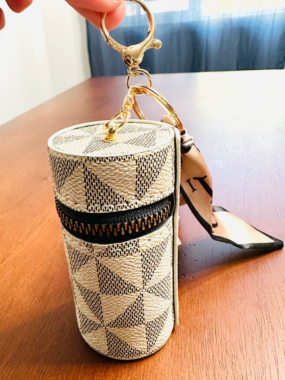 Luxury Barrel Purse Keyring - Off White and Grey - Picture 2 of 5